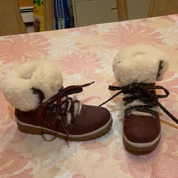 Muk Luks burgundy chunky fur lined boots, size 7. - Picture 2 of 6